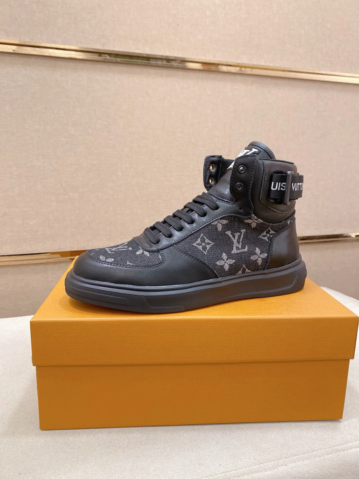 Men's shoes 400💰louis vuitton (Louis Vuitton/lv)🔍🔍The new counters are on sale at the same time. The uppers are imported from Italy. ⃣️Re-engraved🇮🇹💪💪, ⚠Sole: The original sole is specially provided by the original factory, the exclusive movable molded sole is super comfortable, ⚠Original and single goods 🔍high quality, you can enter and leave the counter at will, welcome to compare⚠. Code number: 38-44 (45/customized, non-refundable)